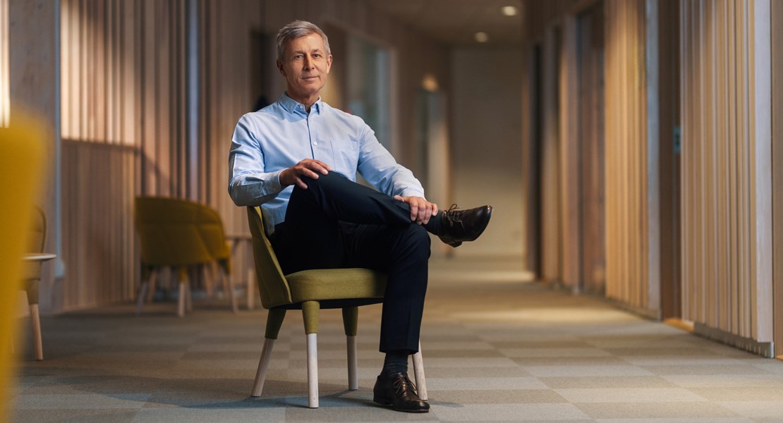 Erik Tellgren sitter i fåtölj och tittar in mot kameran