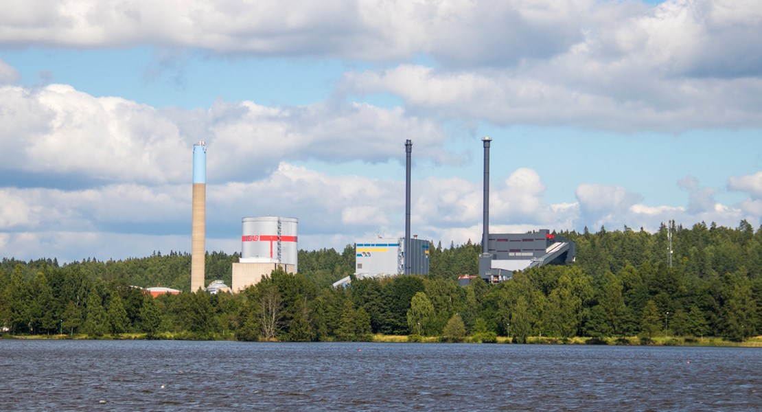 Sandviksverket med sjön Trummen i förgrunden.
