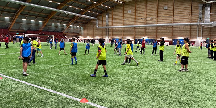 Ungdomar som spelar fotboll i Tipshallen.